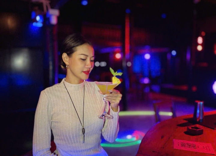 BAR &amp; SIGNATURE COCKTAILS